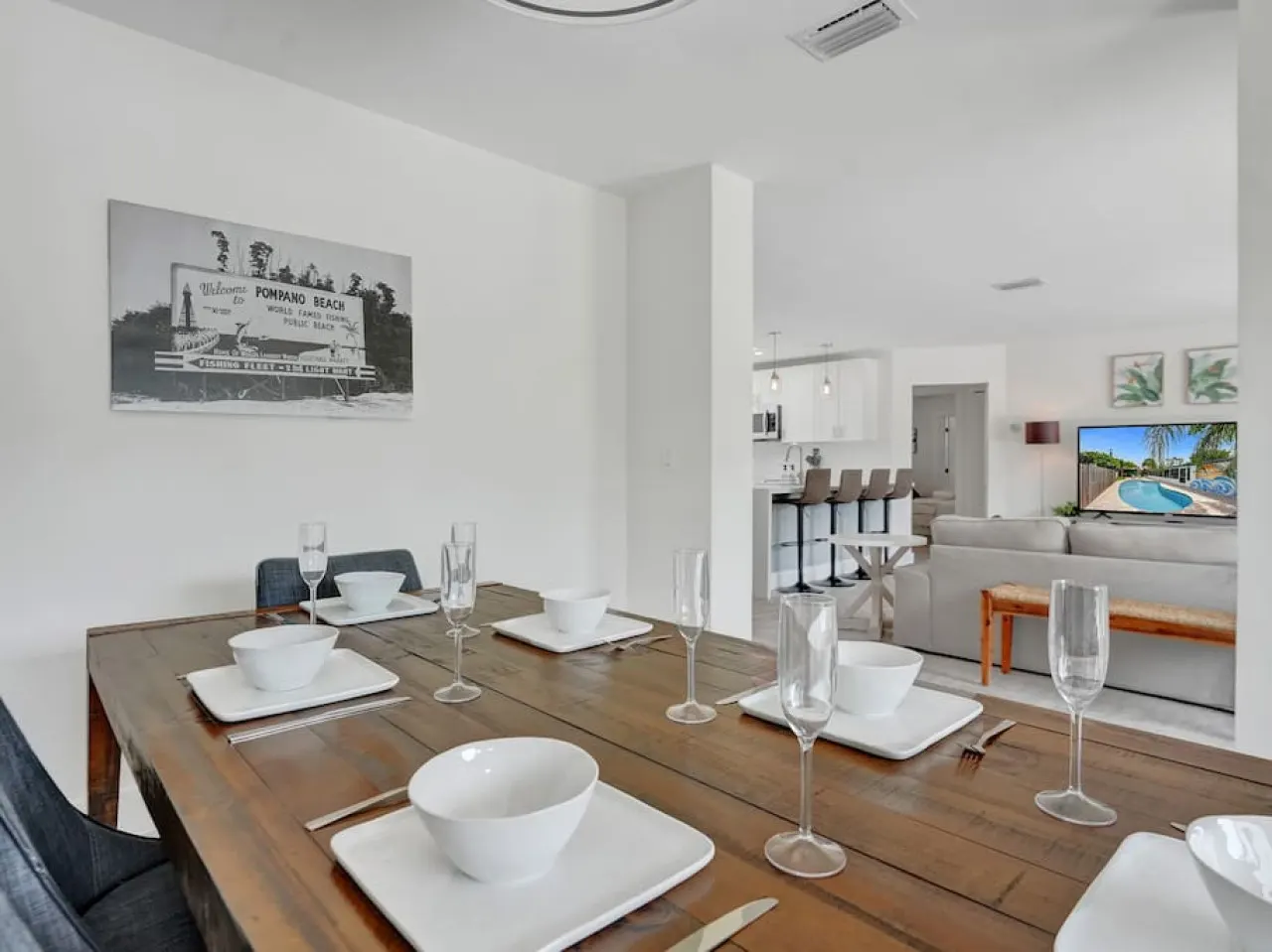 Beachside Haven with Pool & BBQ. 6 min to Beach 15