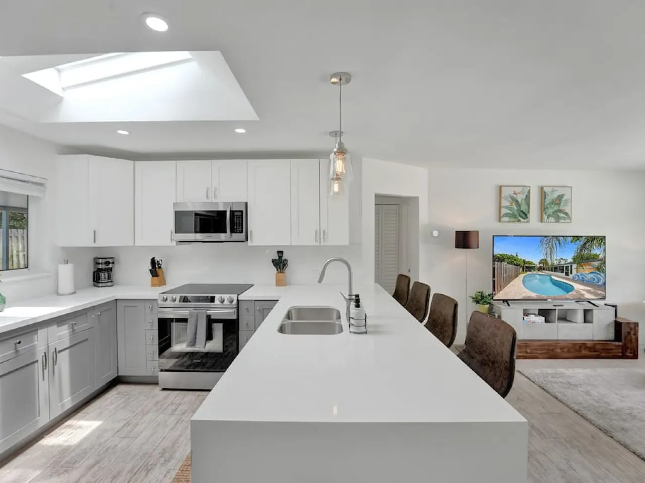 Beachside Haven with Pool & BBQ. 6 min to Beach 19