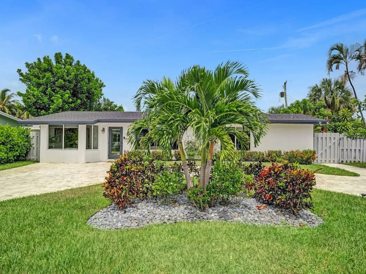 Beachside Haven with Pool & BBQ. 6 min to Beach 5