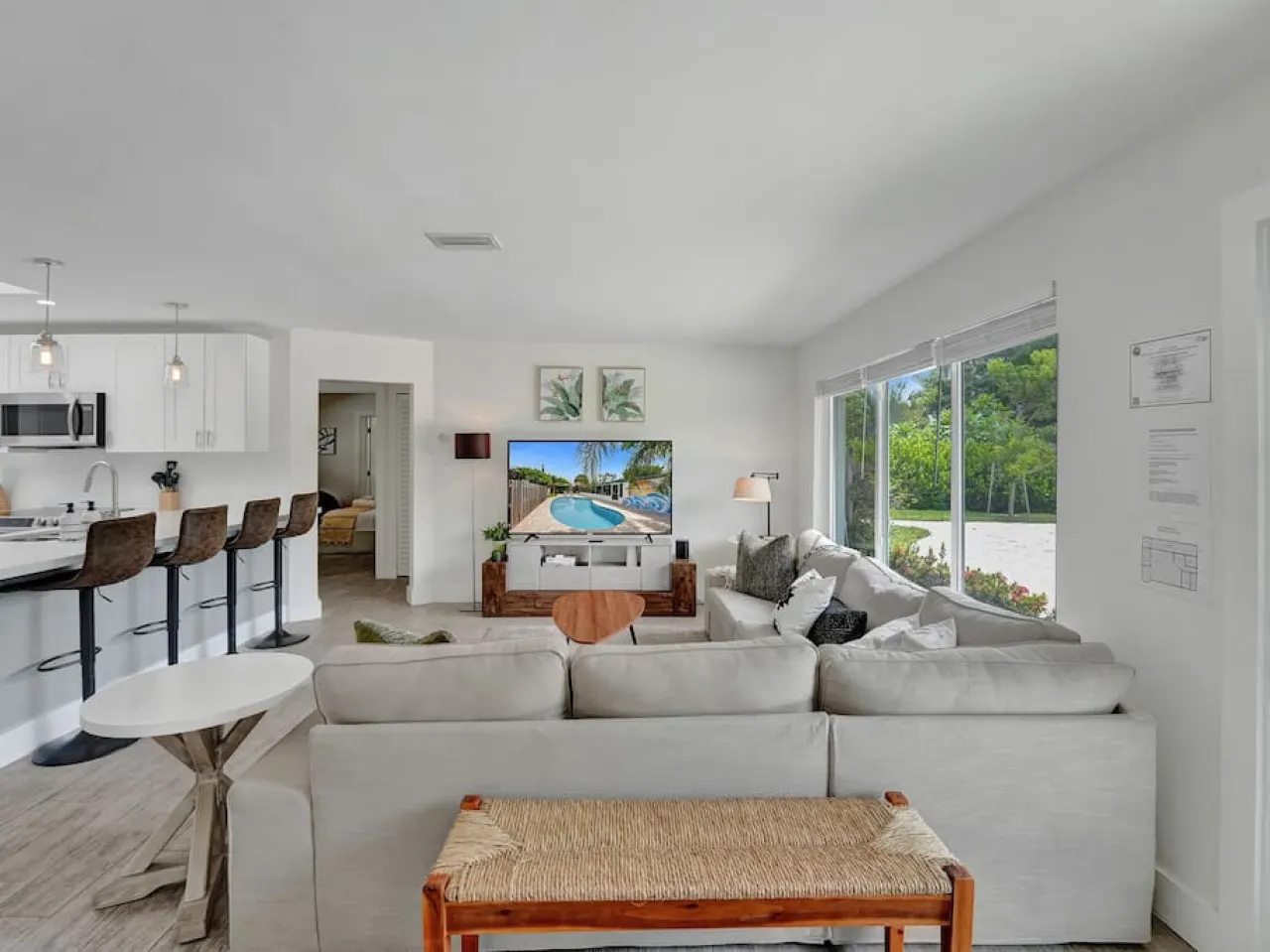 Beachside Haven with Pool & BBQ. 6 min to Beach 7