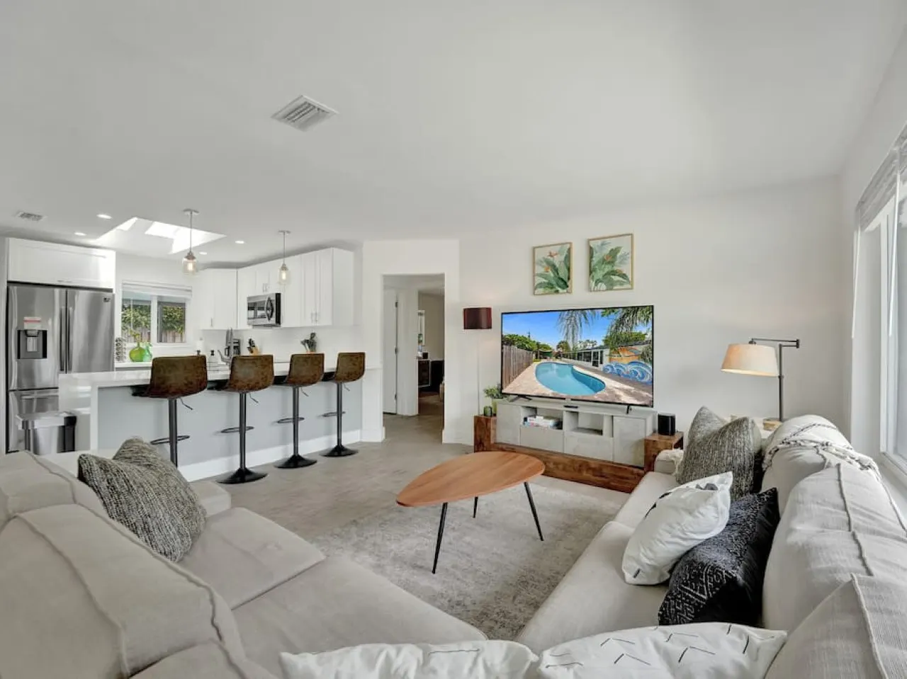 Beachside Haven with Pool & BBQ. 6 min to Beach 8