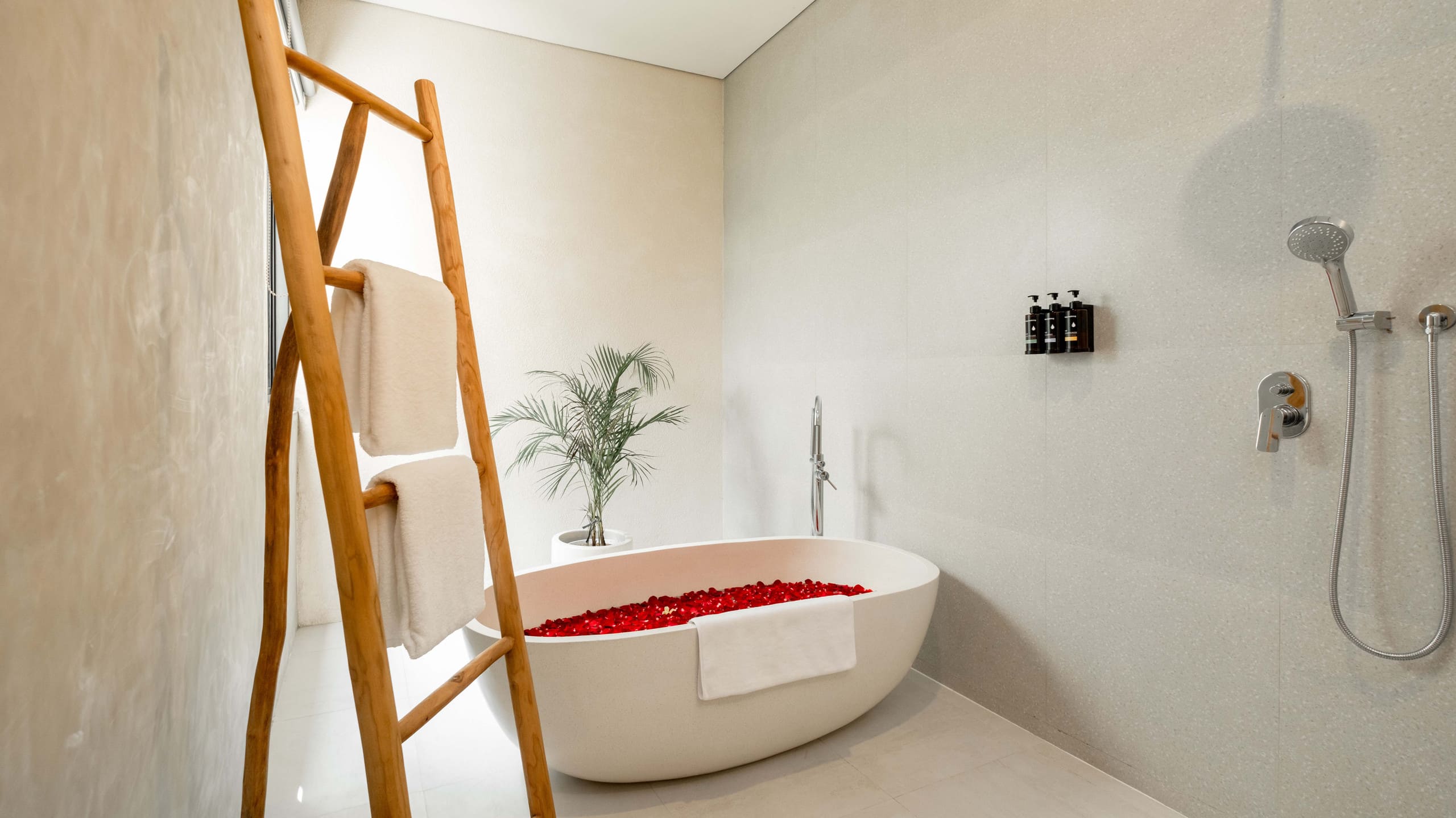 Modern 2BR Villa•Prime Area•Walk to Cafés & Shops 8