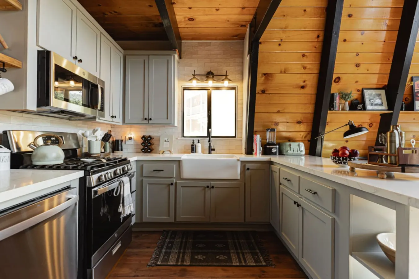 Cozy A-Frame vibes w. Lake & Ski views, AC 18
