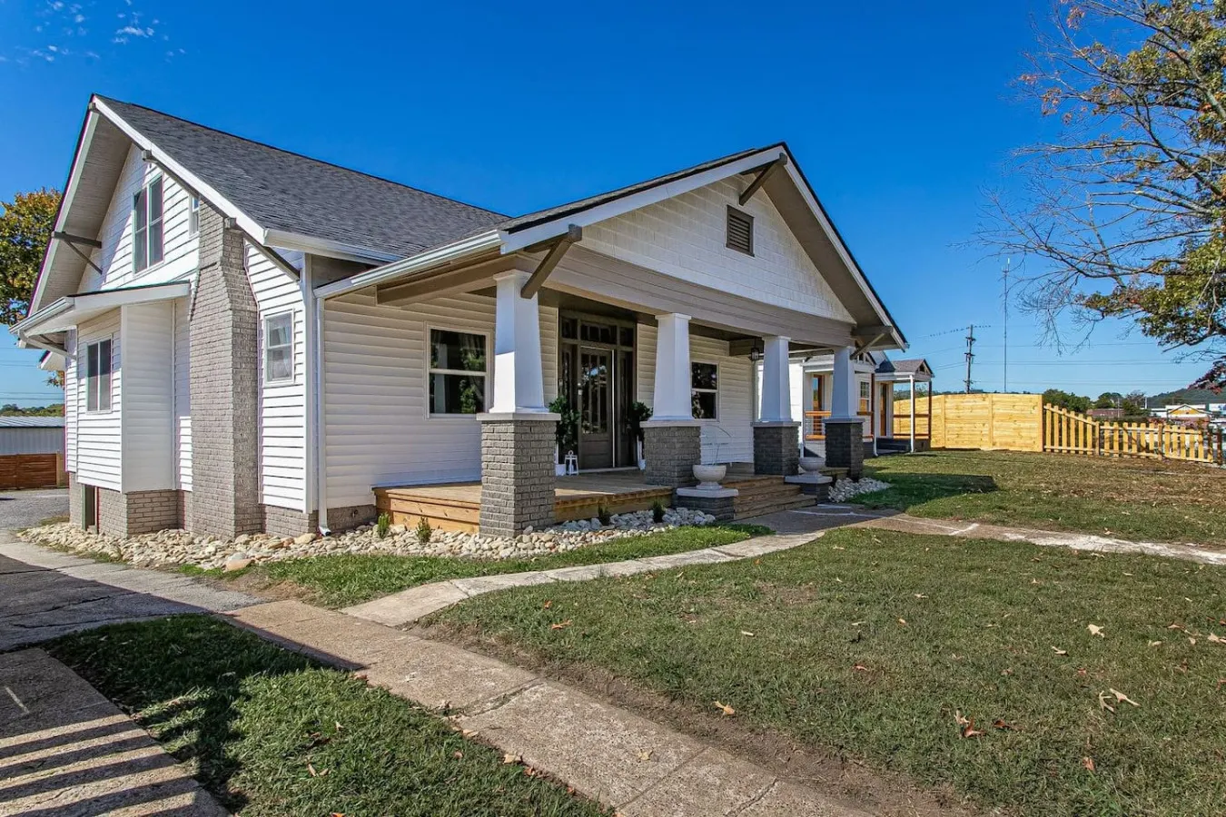 NEW! 4.5 Bedroom Home + Deck >3 min to Downtown