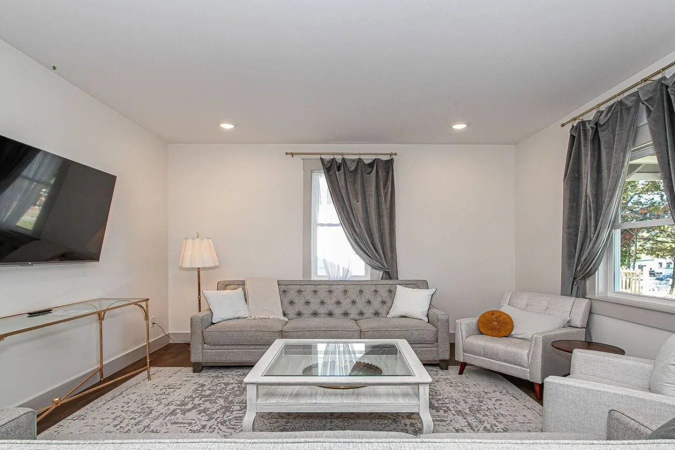 NEW! 4.5 Bedroom Home + Deck >3 min to Downtown 9