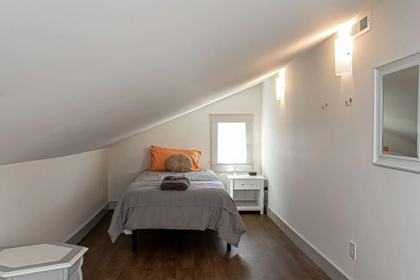 NEW! 4.5 Bedroom Home + Deck >3 min to Downtown 13