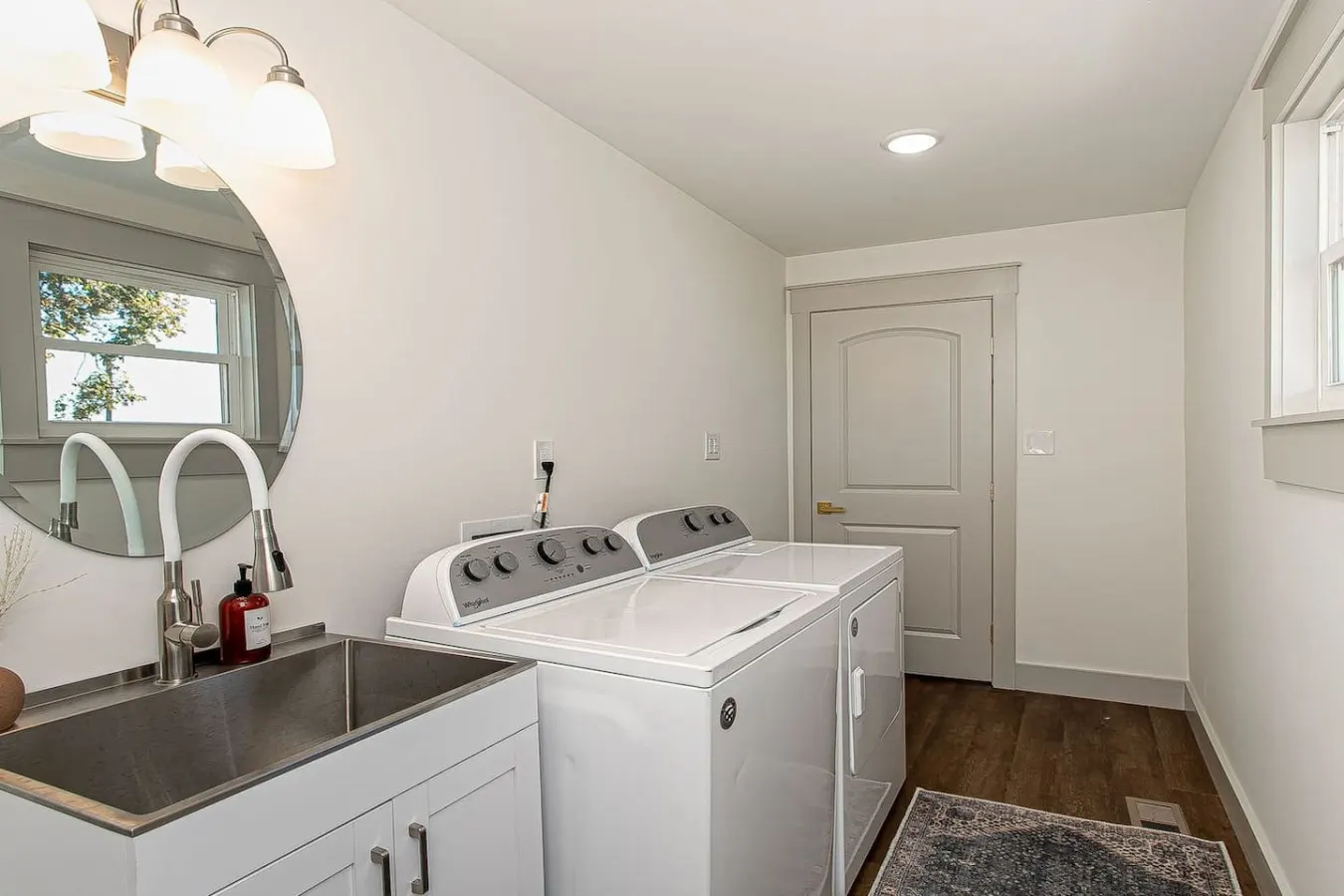 NEW! 4.5 Bedroom Home + Deck >3 min to Downtown 14