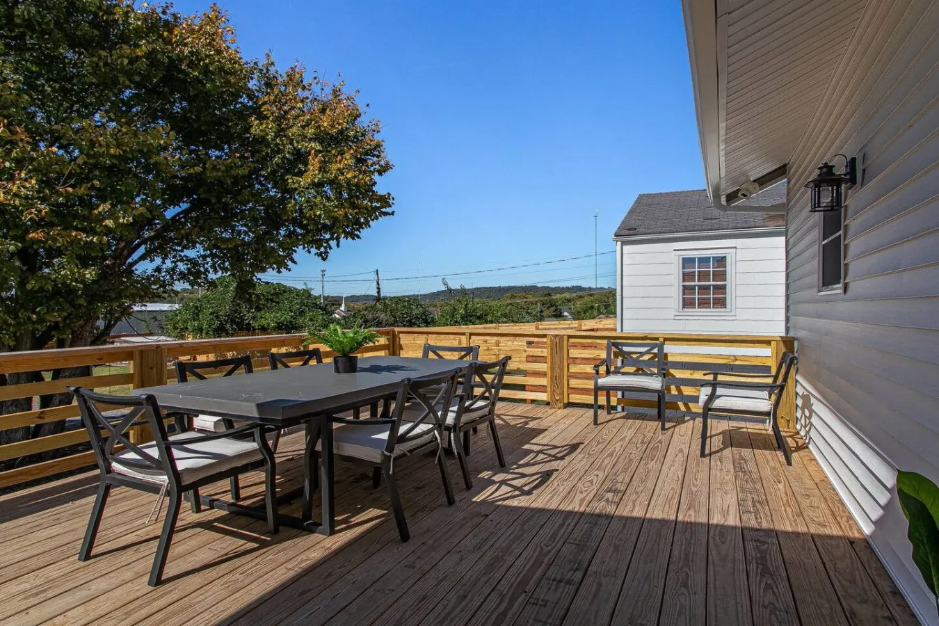 NEW! 4.5 Bedroom Home + Deck >3 min to Downtown 15
