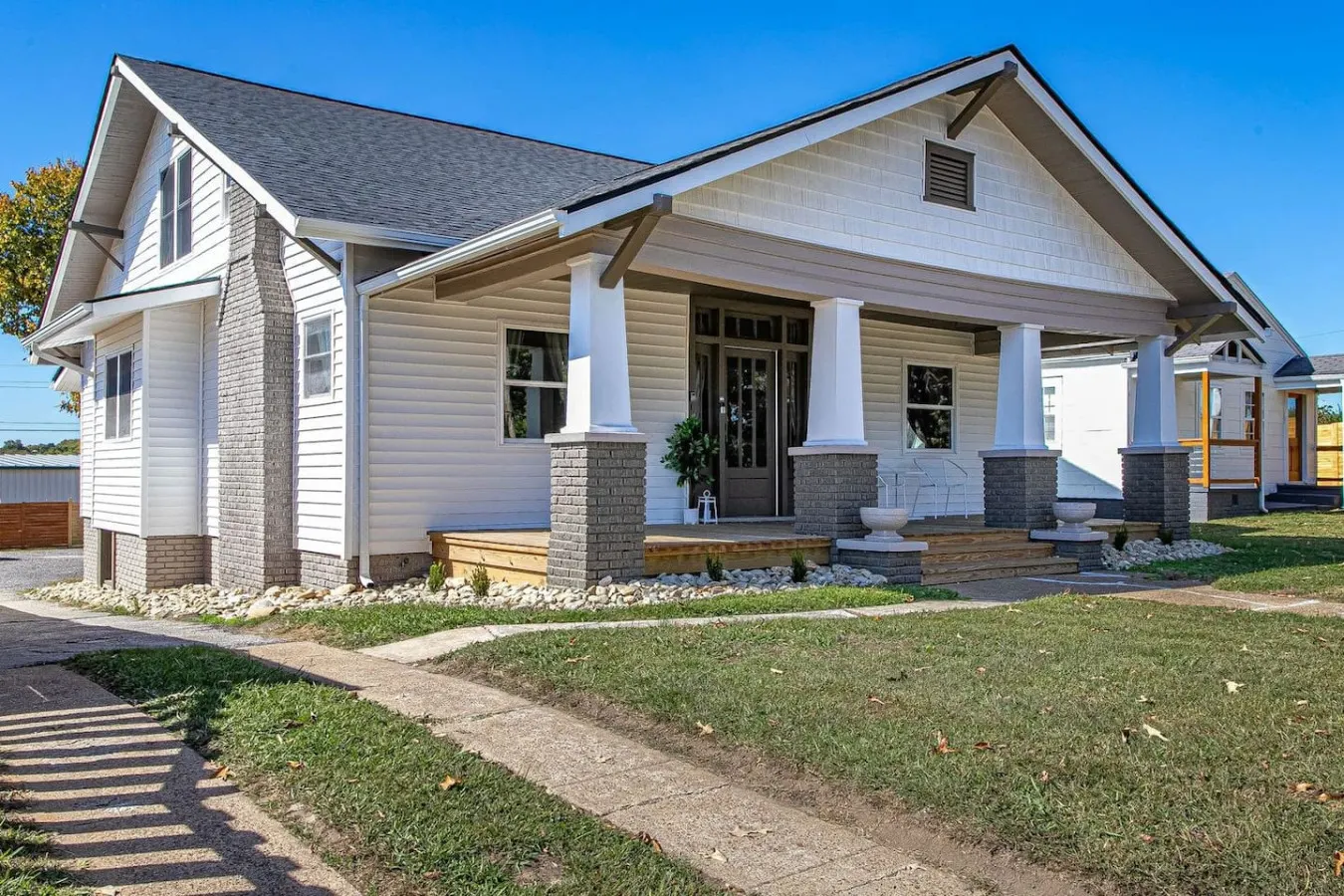 NEW! 4.5 Bedroom Home + Deck >3 min to Downtown 17