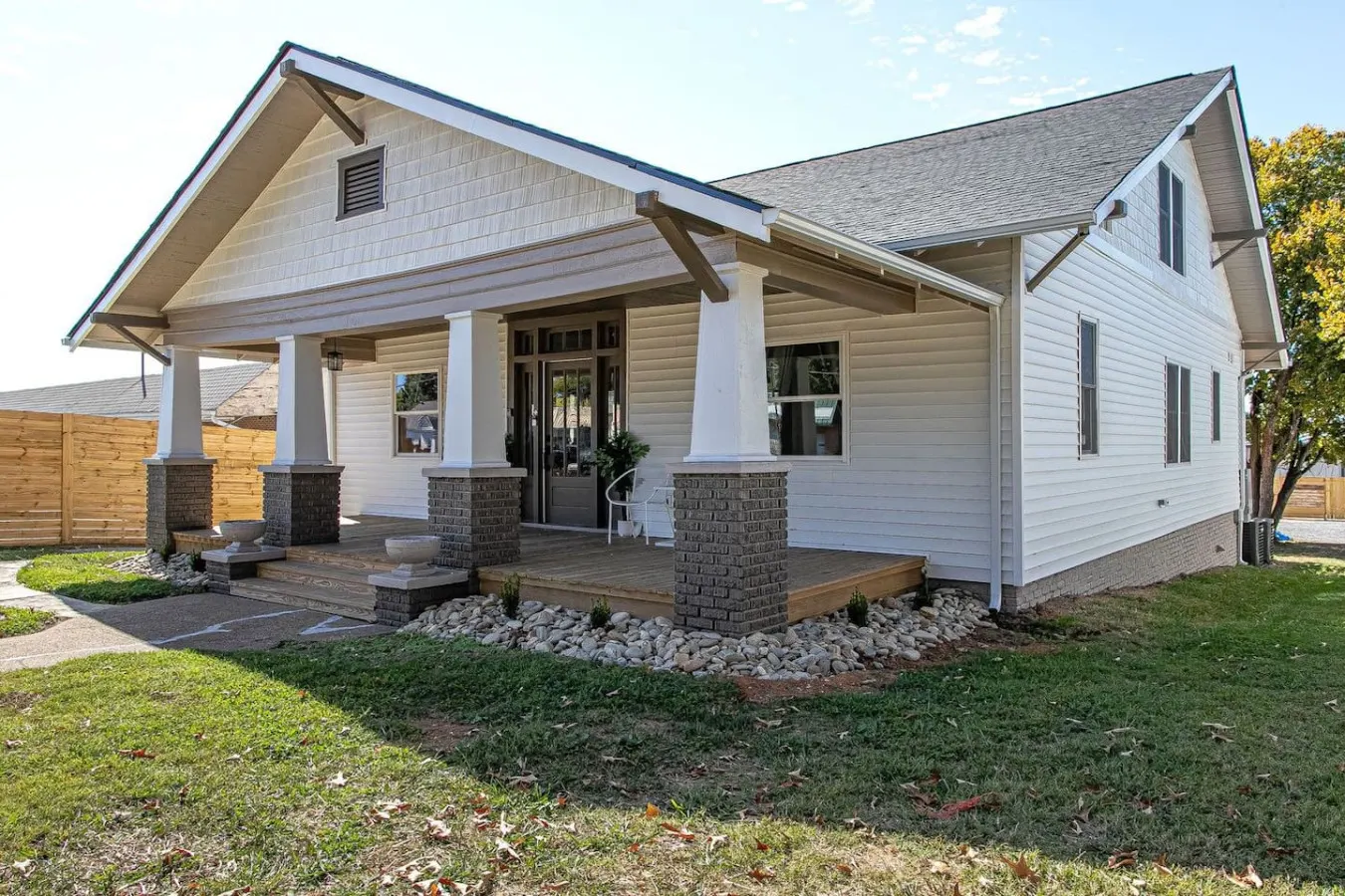 NEW! 4.5 Bedroom Home + Deck >3 min to Downtown 18