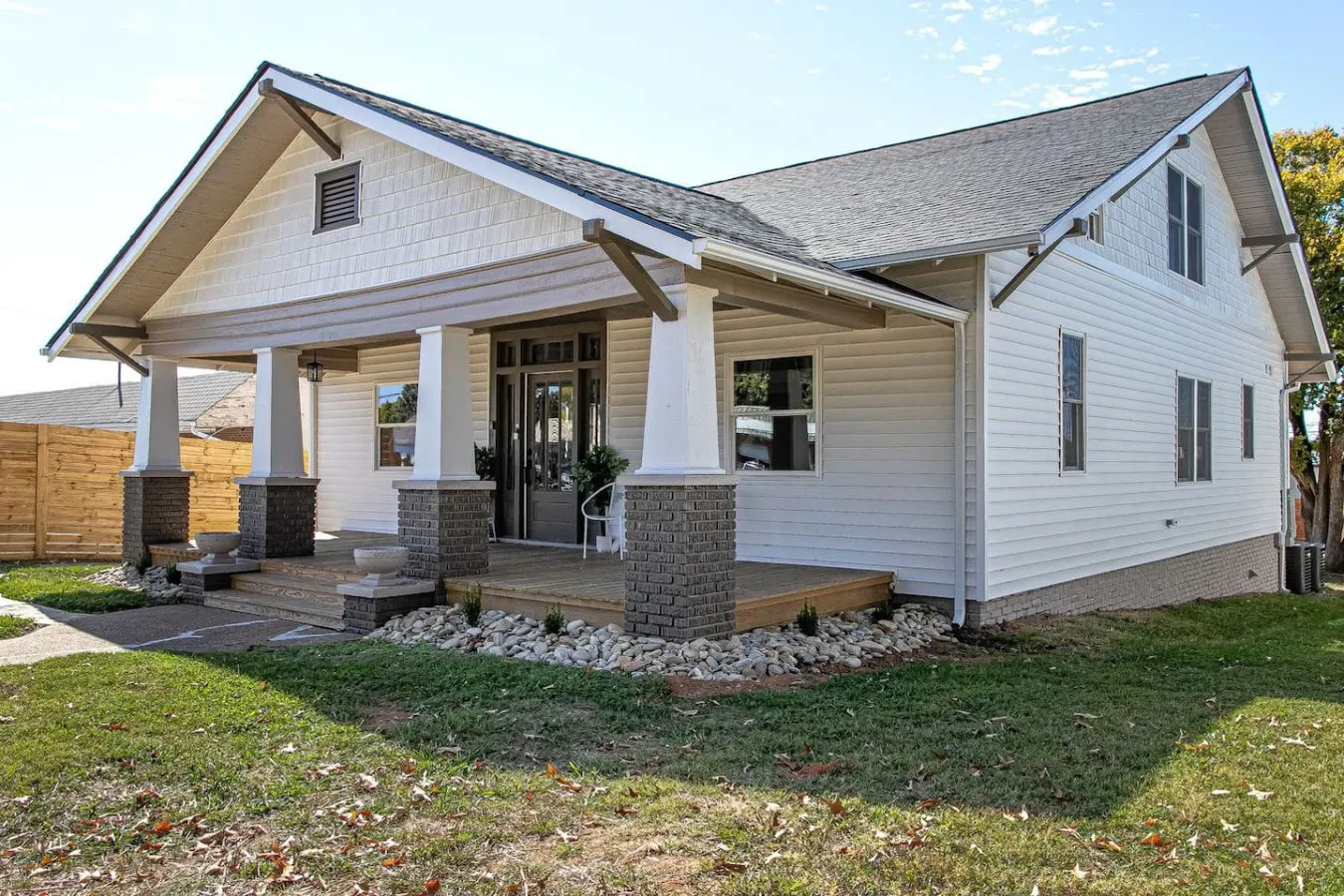 NEW! 4.5 Bedroom Home + Deck >3 min to Downtown 20