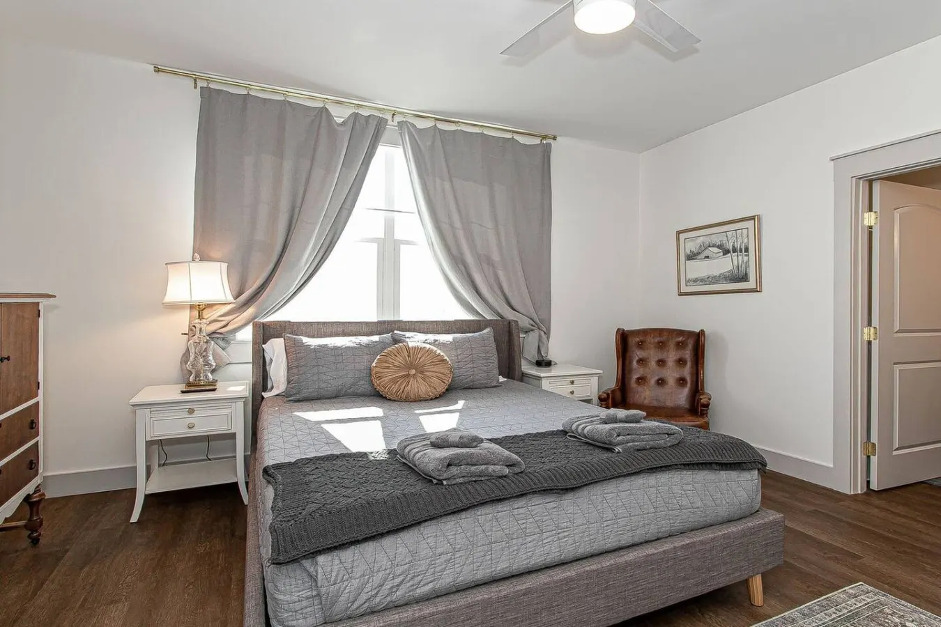 NEW! 4.5 Bedroom Home + Deck >3 min to Downtown 7
