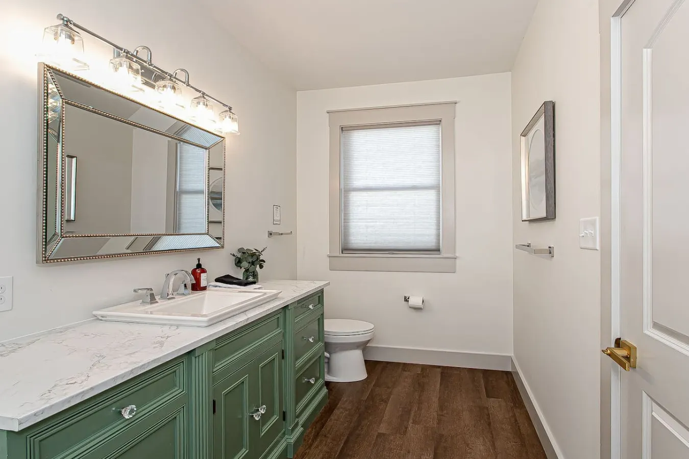 NEW! 4.5 Bedroom Home + Deck >3 min to Downtown 8