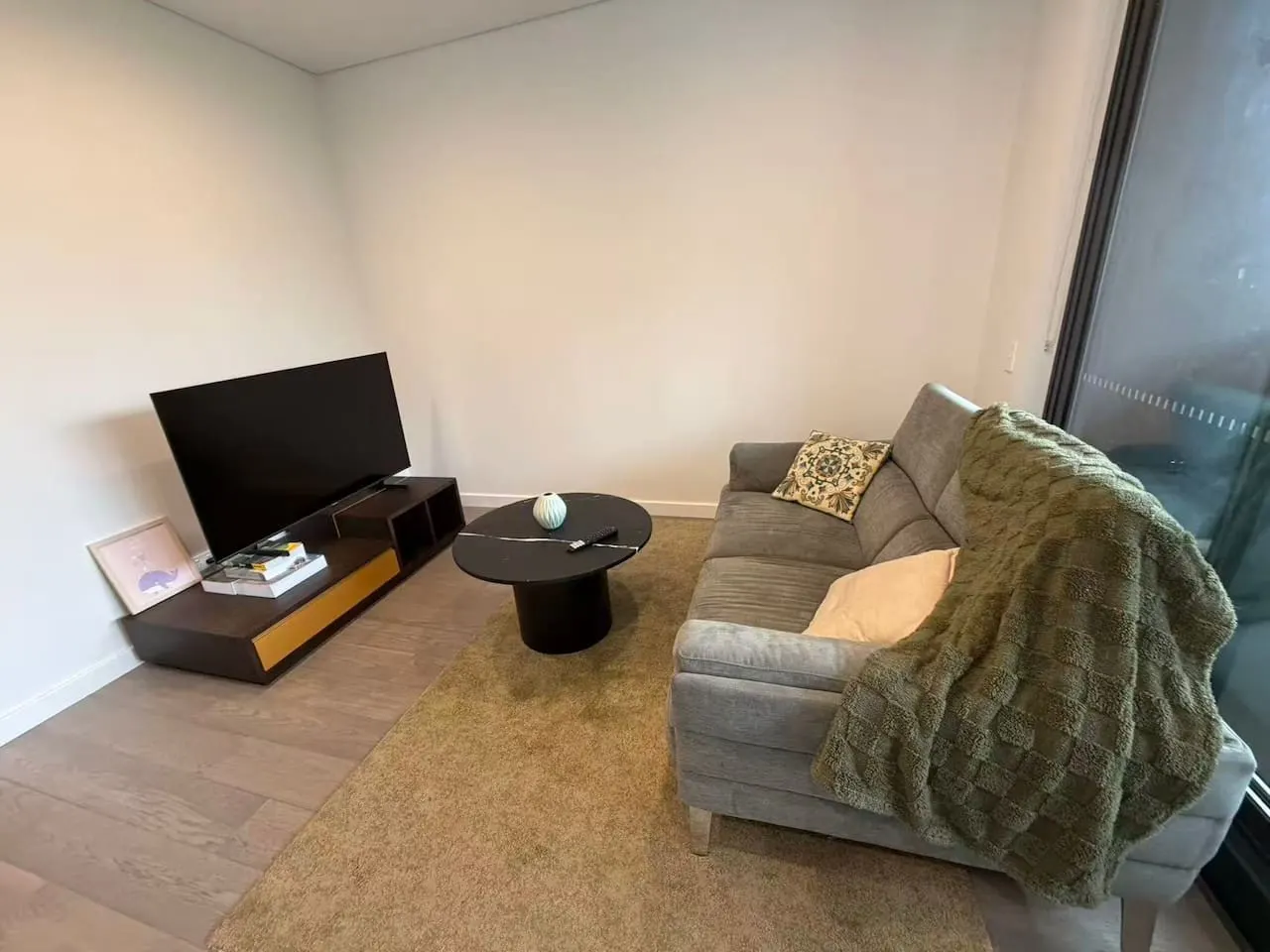 Brand New 1B 5 Min Walk to Green Square