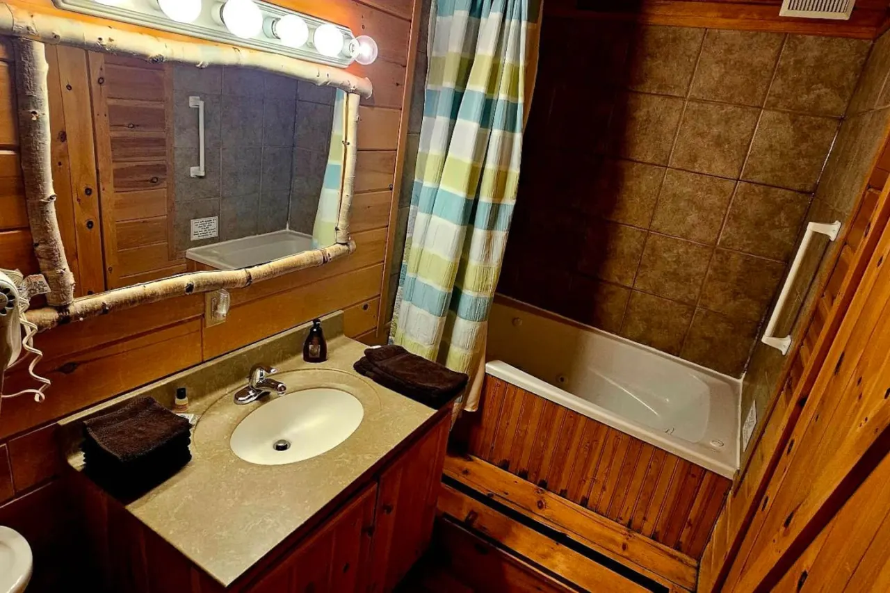 Tomhegan Cabin 15