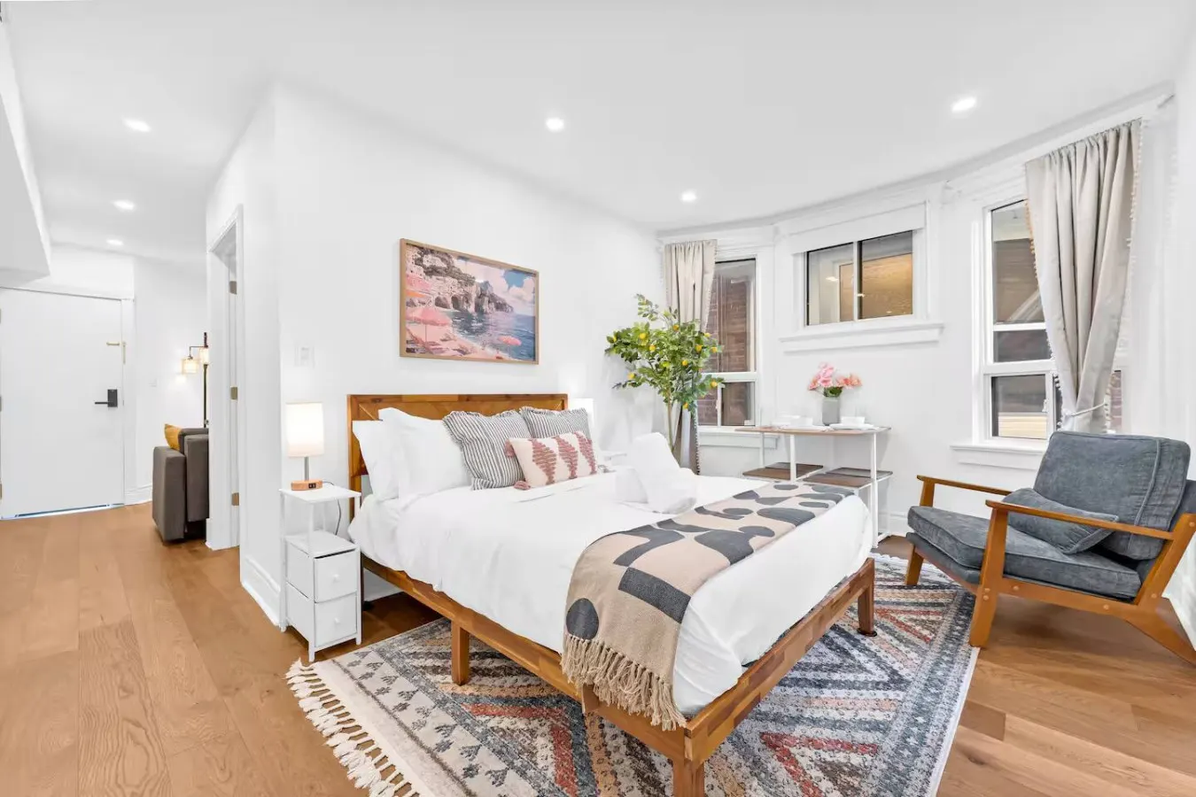 Stylish Bachelor Toronto Beaches Free Parking 2