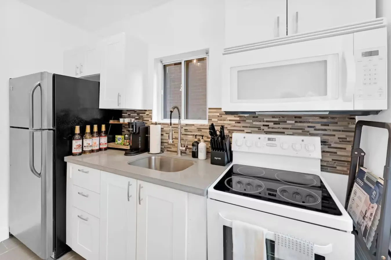 Stylish Bachelor Toronto Beaches Free Parking 9