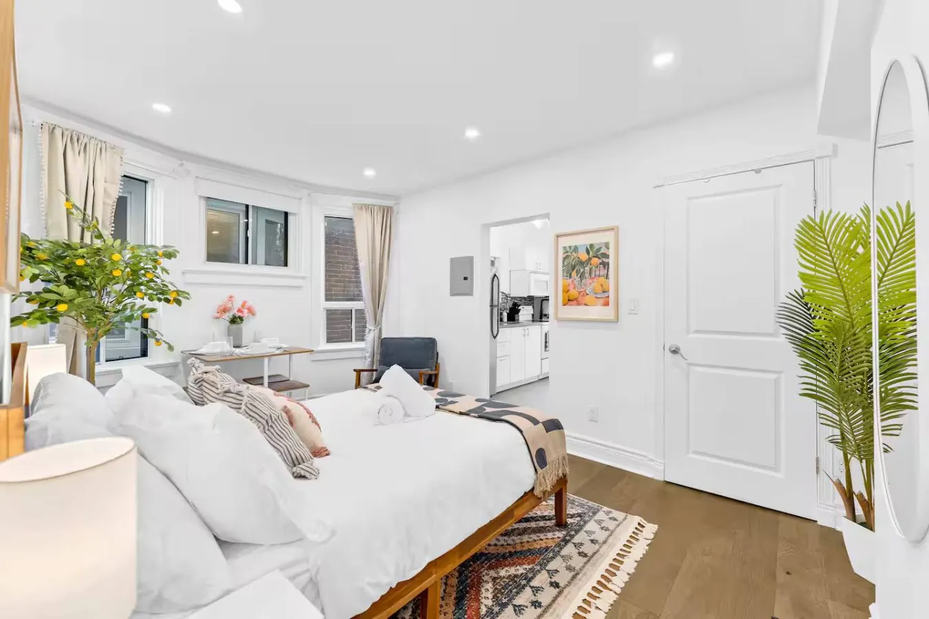 Stylish Bachelor Toronto Beaches Free Parking 13