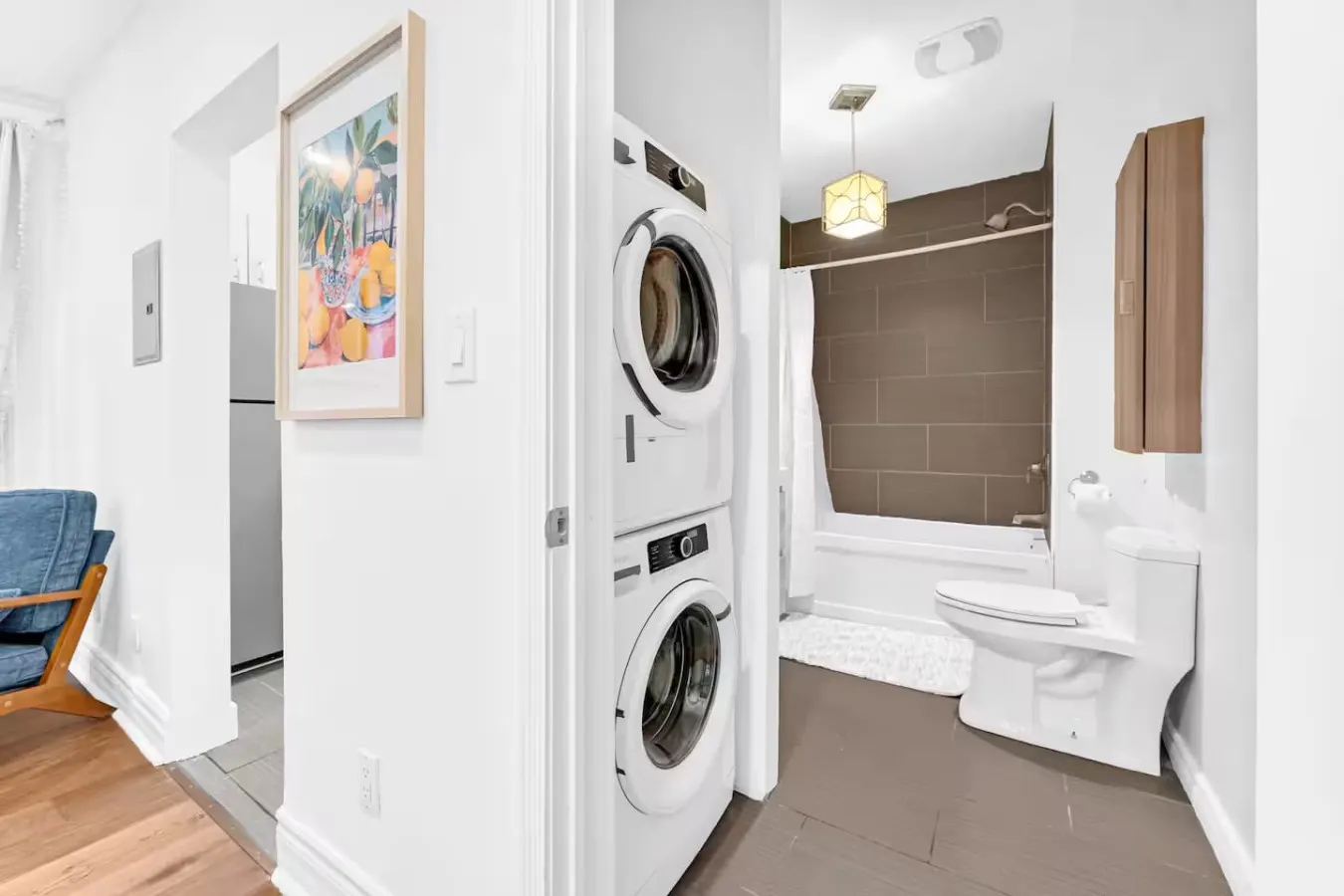 Stylish Bachelor Toronto Beaches Free Parking 17