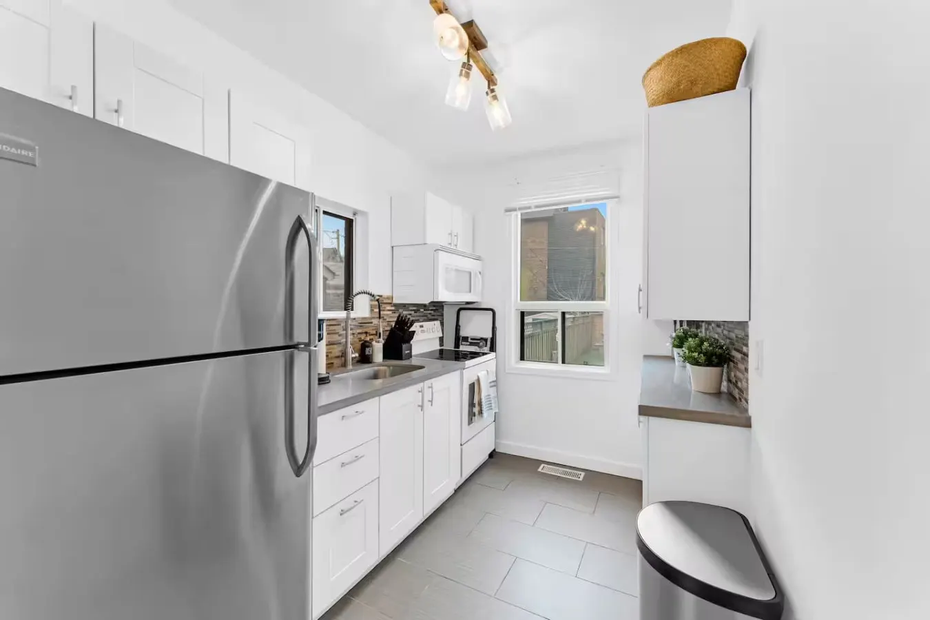Stylish Bachelor Toronto Beaches Free Parking 3