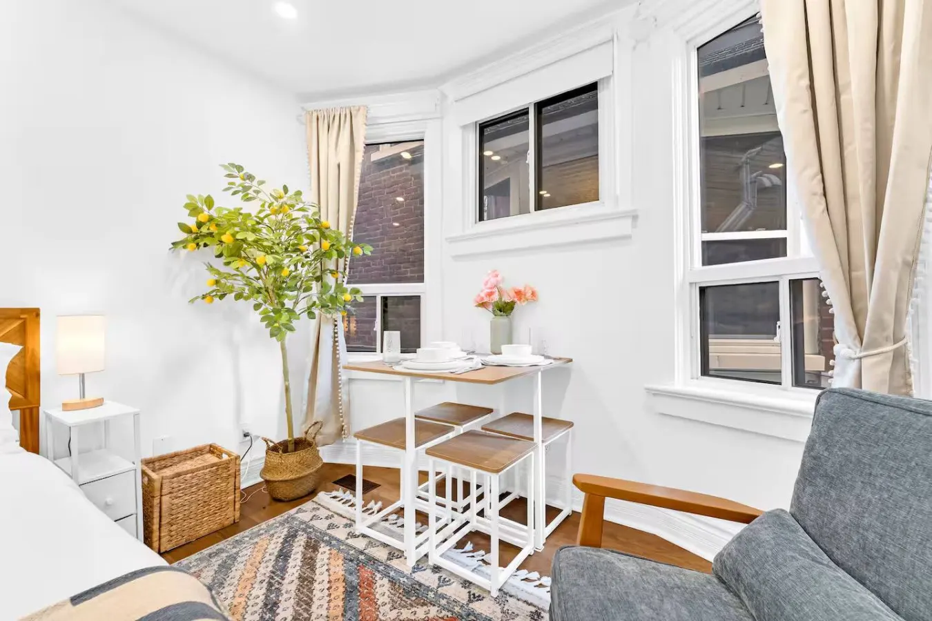 Stylish Bachelor Toronto Beaches Free Parking 4