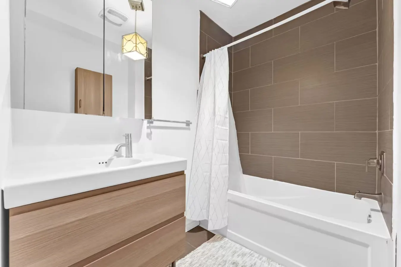 Stylish Bachelor Toronto Beaches Free Parking 6
