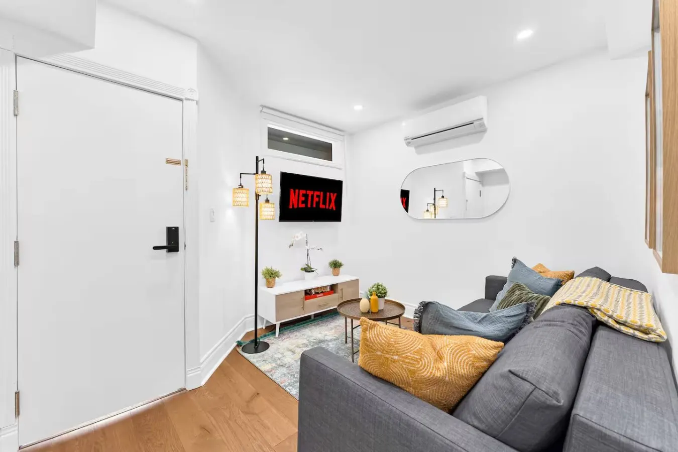 Stylish Bachelor Toronto Beaches Free Parking 8