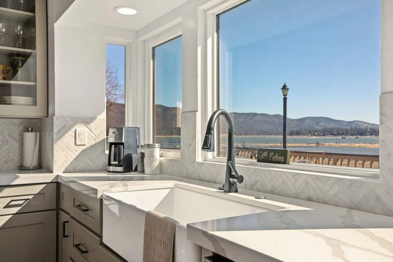 Lakefront Honey Bear, Private Dock & Hot Tub 7