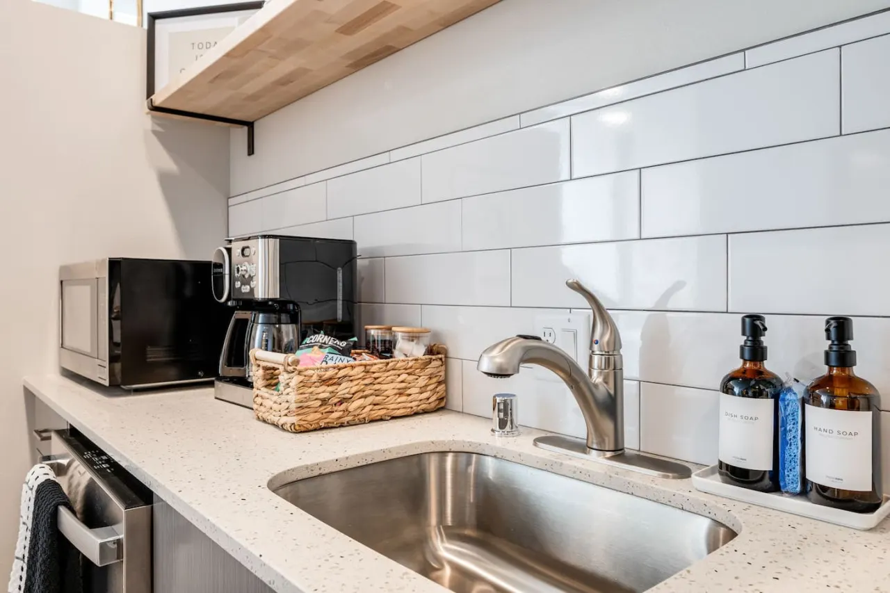 Brand New Modern 2BD Loft Apt 18