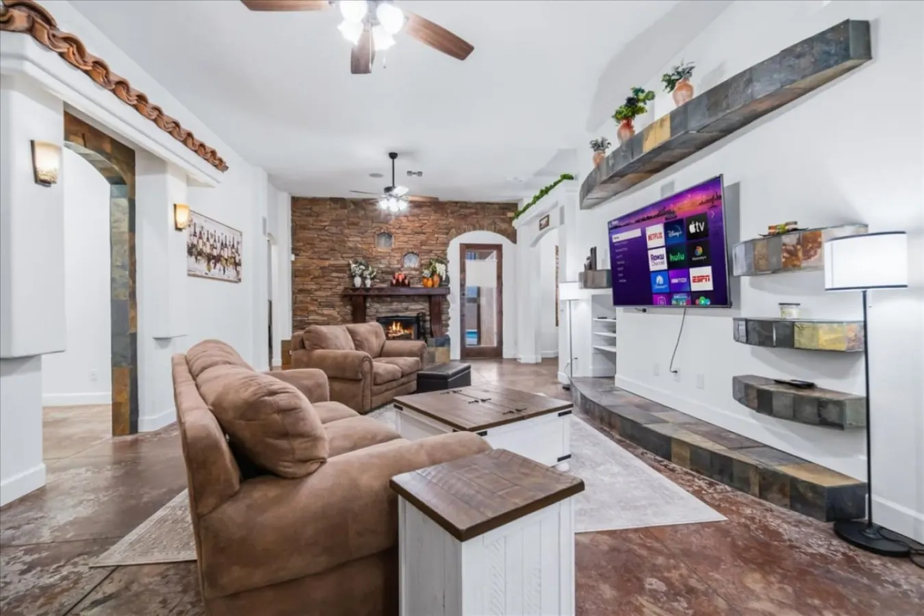 Huntington Palace w/ Casita - Pool, BBQ, Garage — photo 2
