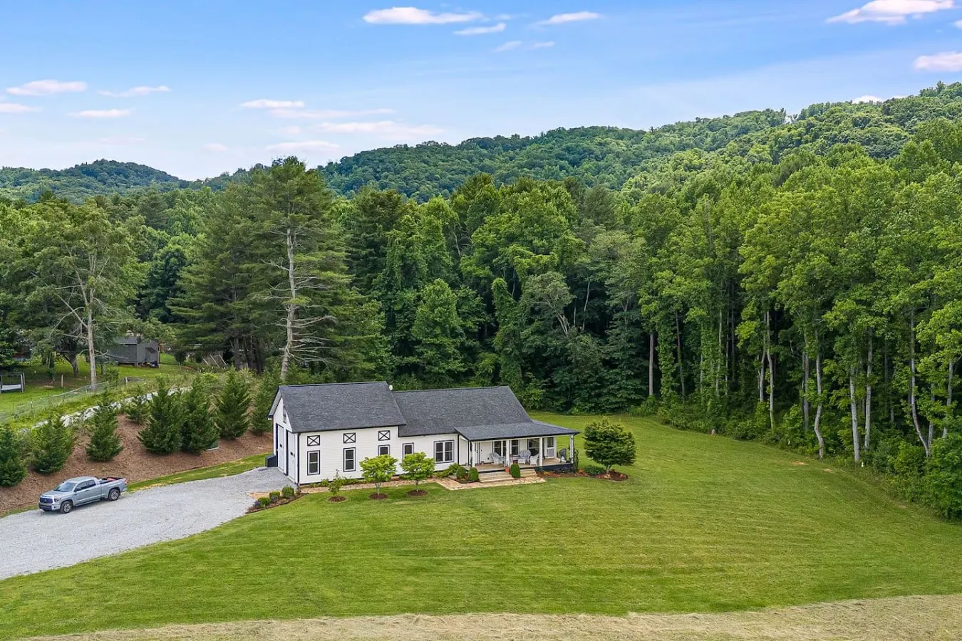 Horse Farm Retreat 2 Homes, Sleeps 8, Mtn Views 18