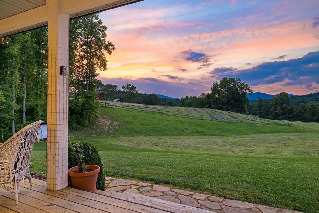 Horse Farm Retreat 2 Homes, Sleeps 8, Mtn Views 19