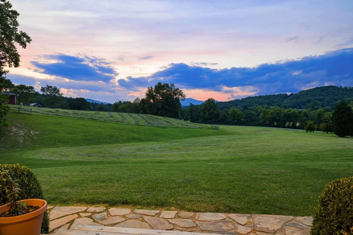 Horse Farm Retreat 2 Homes, Sleeps 8, Mtn Views 8