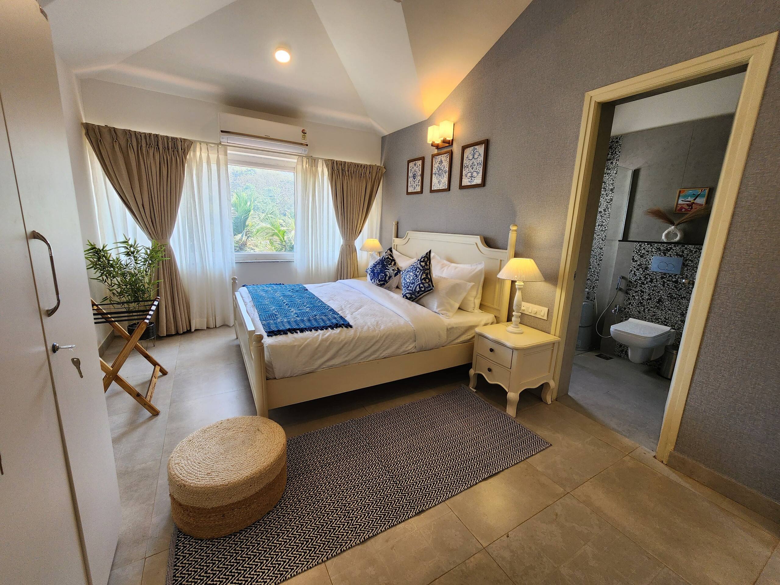 Casa De Solares -2bhk - 10 minutes to Candolim beach. 24