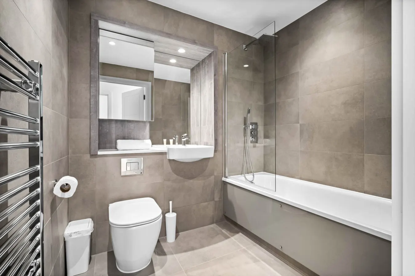Stylish Apartment * 2 Bed * City Centre * Parking 6