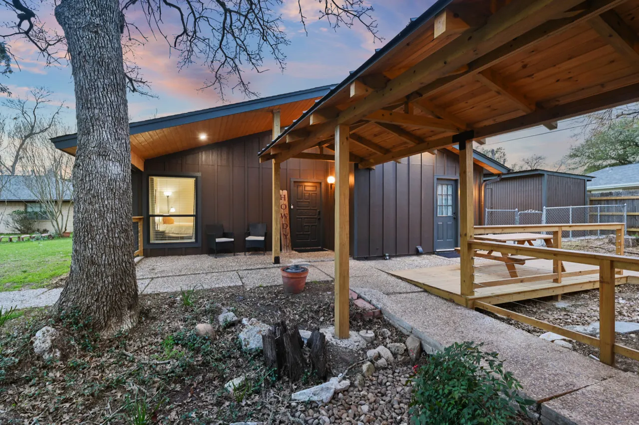 Aggie Fan Cave - Minutes to Kyle Field+BigBackyard 16