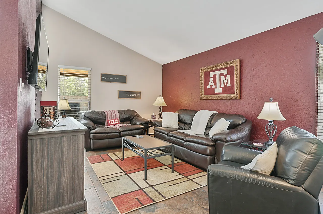 Aggie Fan Cave - Minutes to Kyle Field+BigBackyard 3