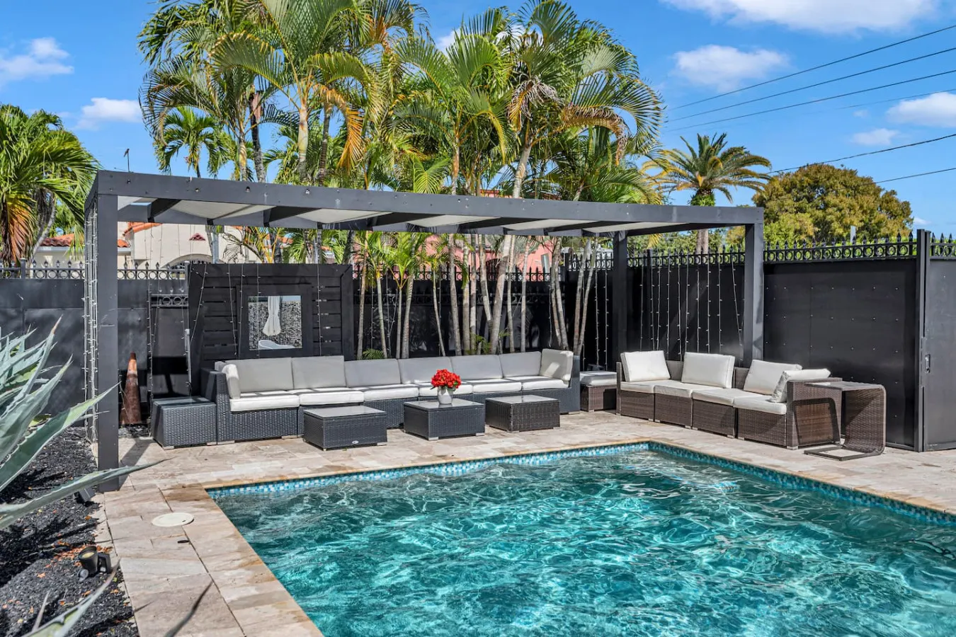 House Azure – Poolside Retreat 2