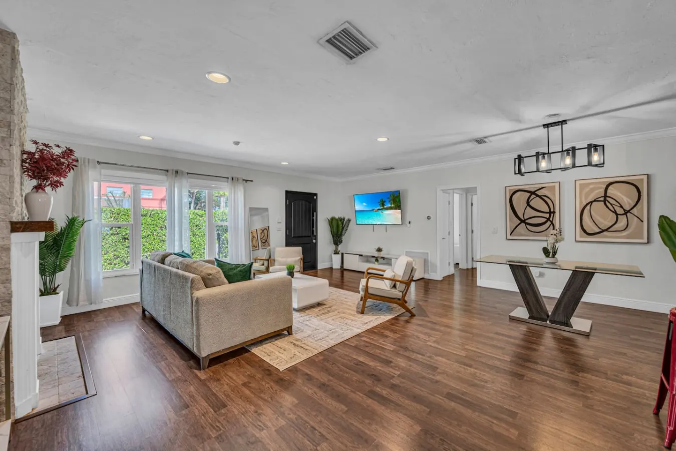 House Azure – Poolside Retreat 14