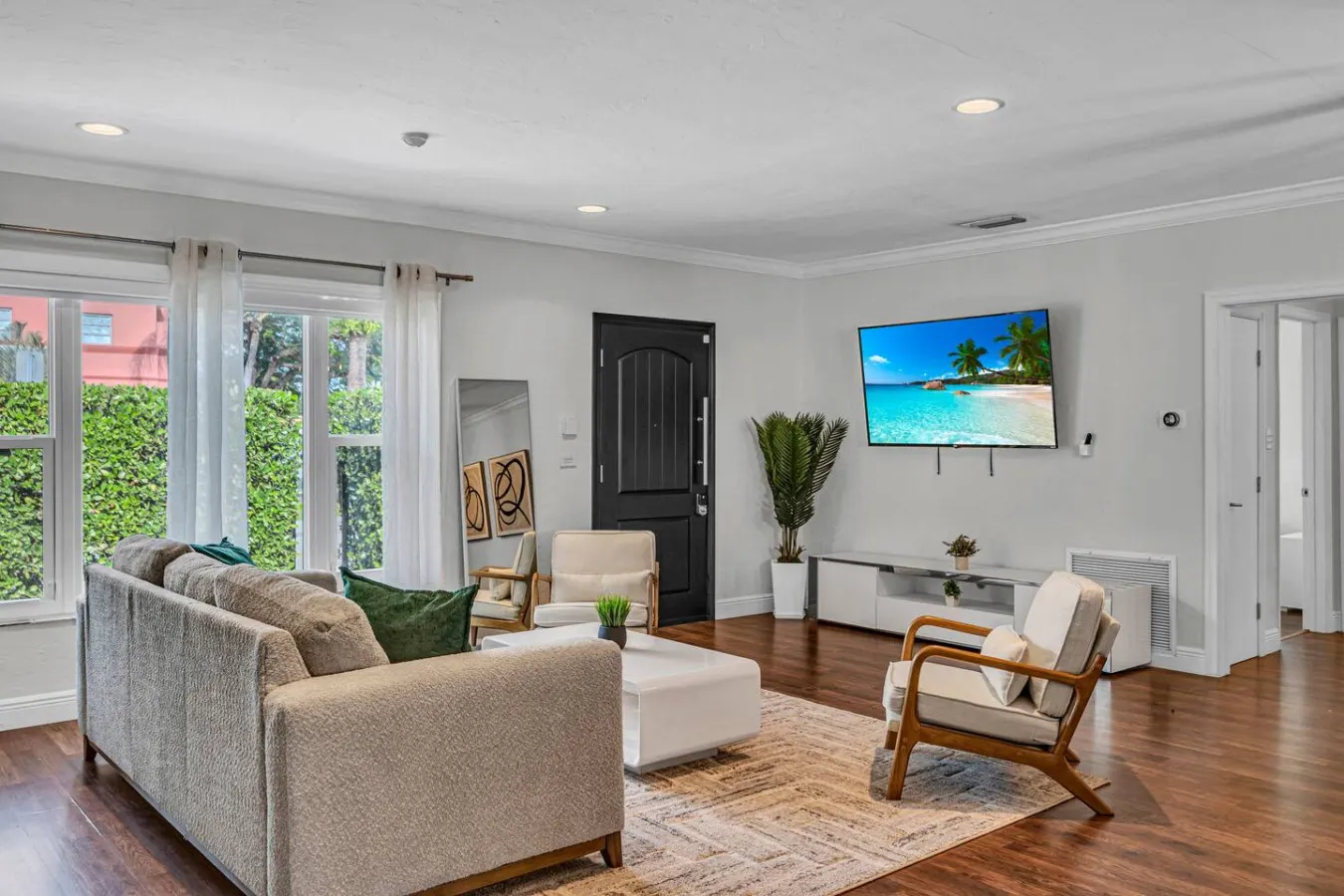 House Azure – Poolside Retreat 15