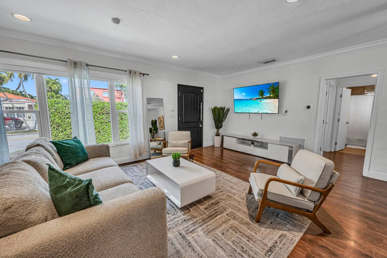 House Azure – Poolside Retreat 3
