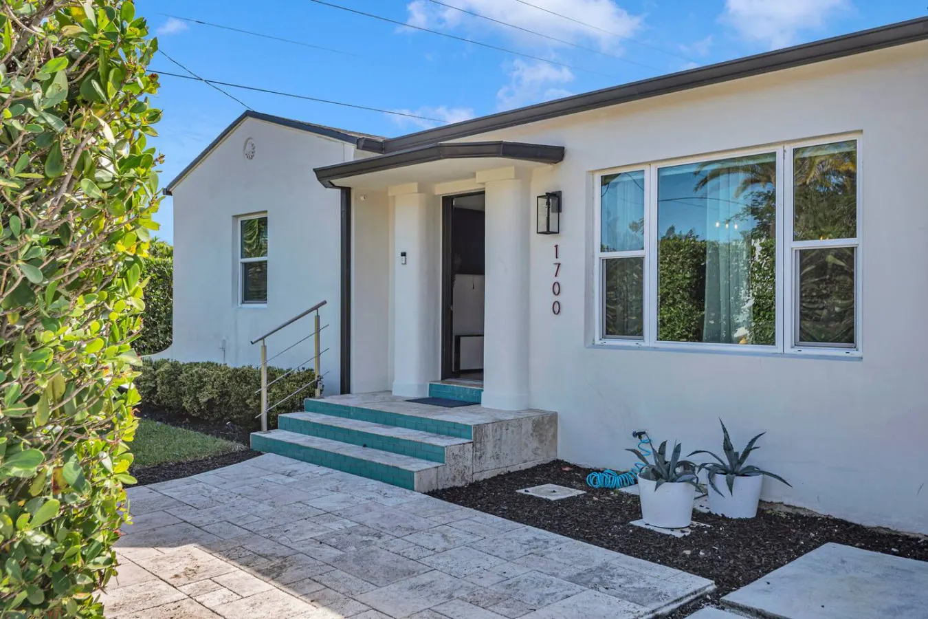 House Azure – Poolside Retreat 4