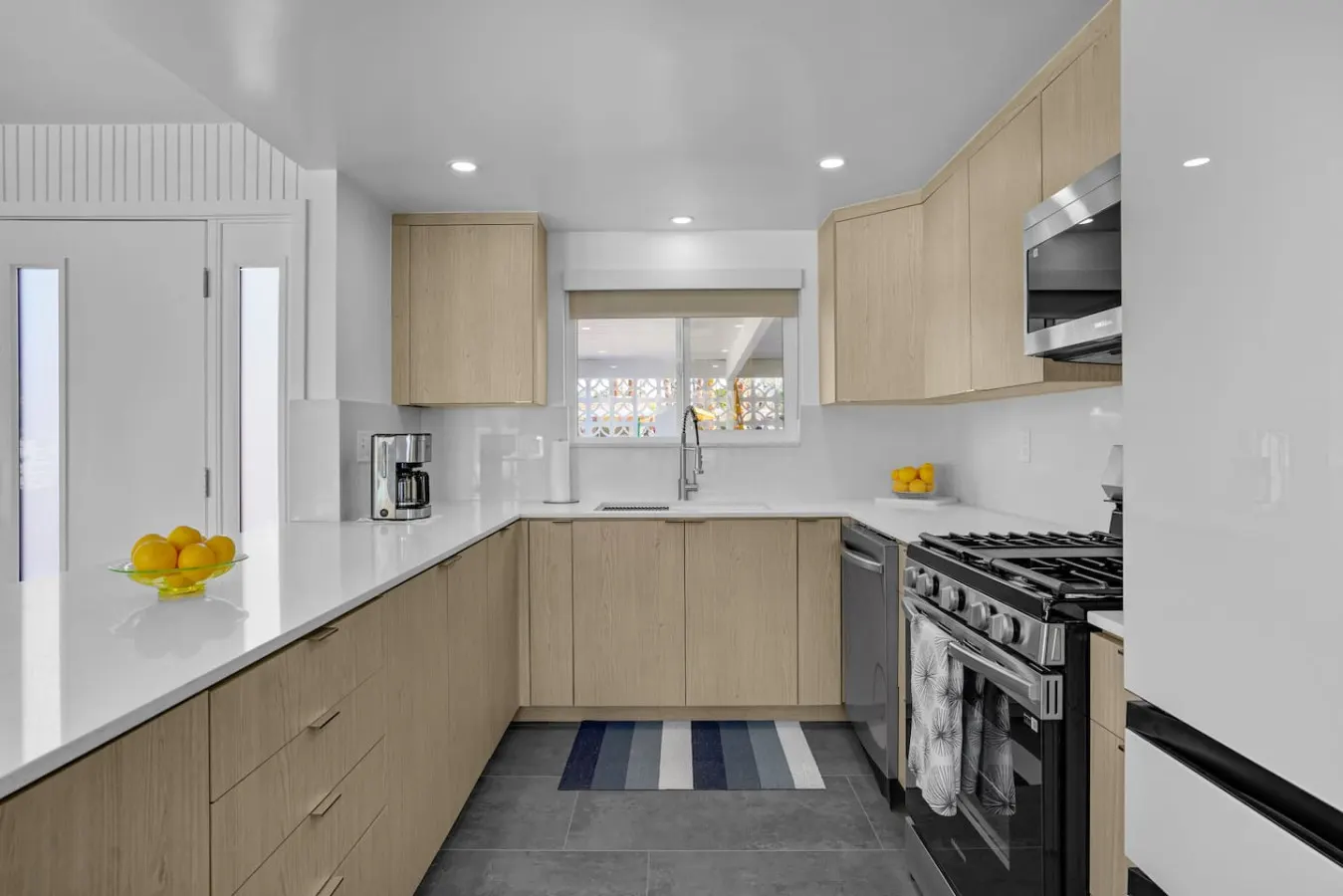 Shadow Mountain: Luxury Mid-Century home & Casita 20