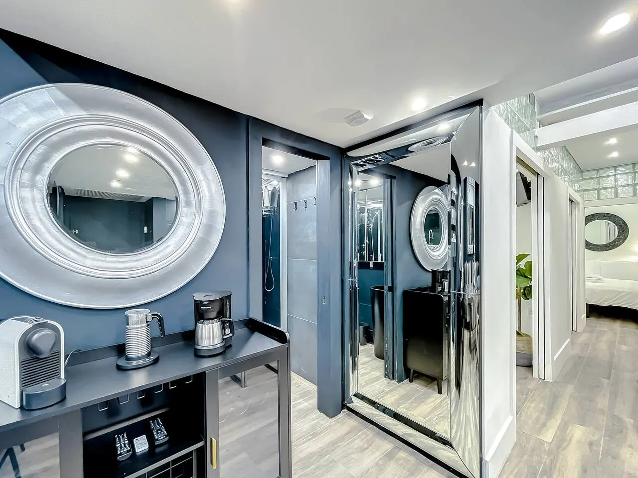 SoBe Oceanfront 3 Room Ocean Drive 19
