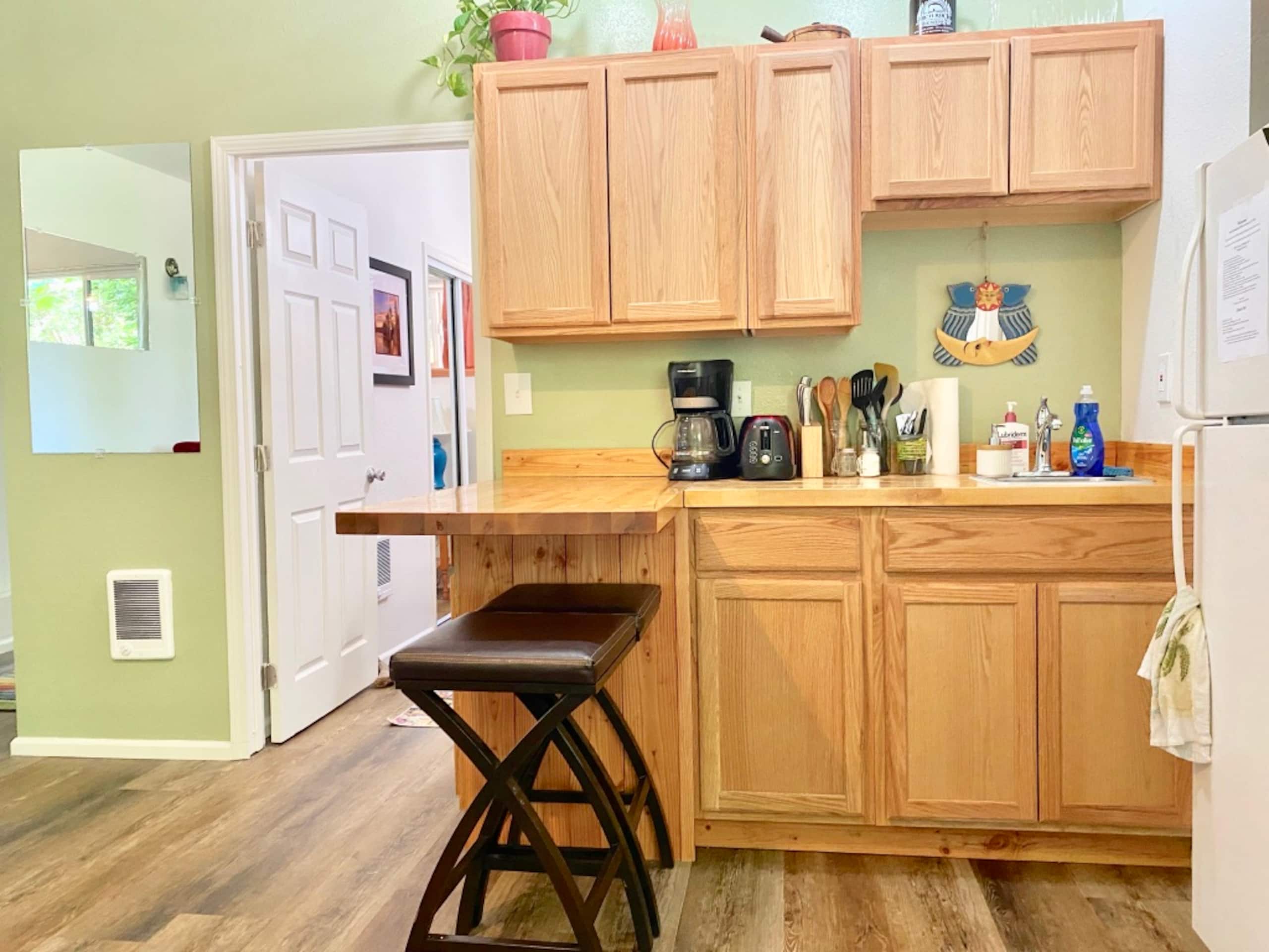 Hummingbird Vista-Scenic Views/Hot Tub/Newly Paved 16