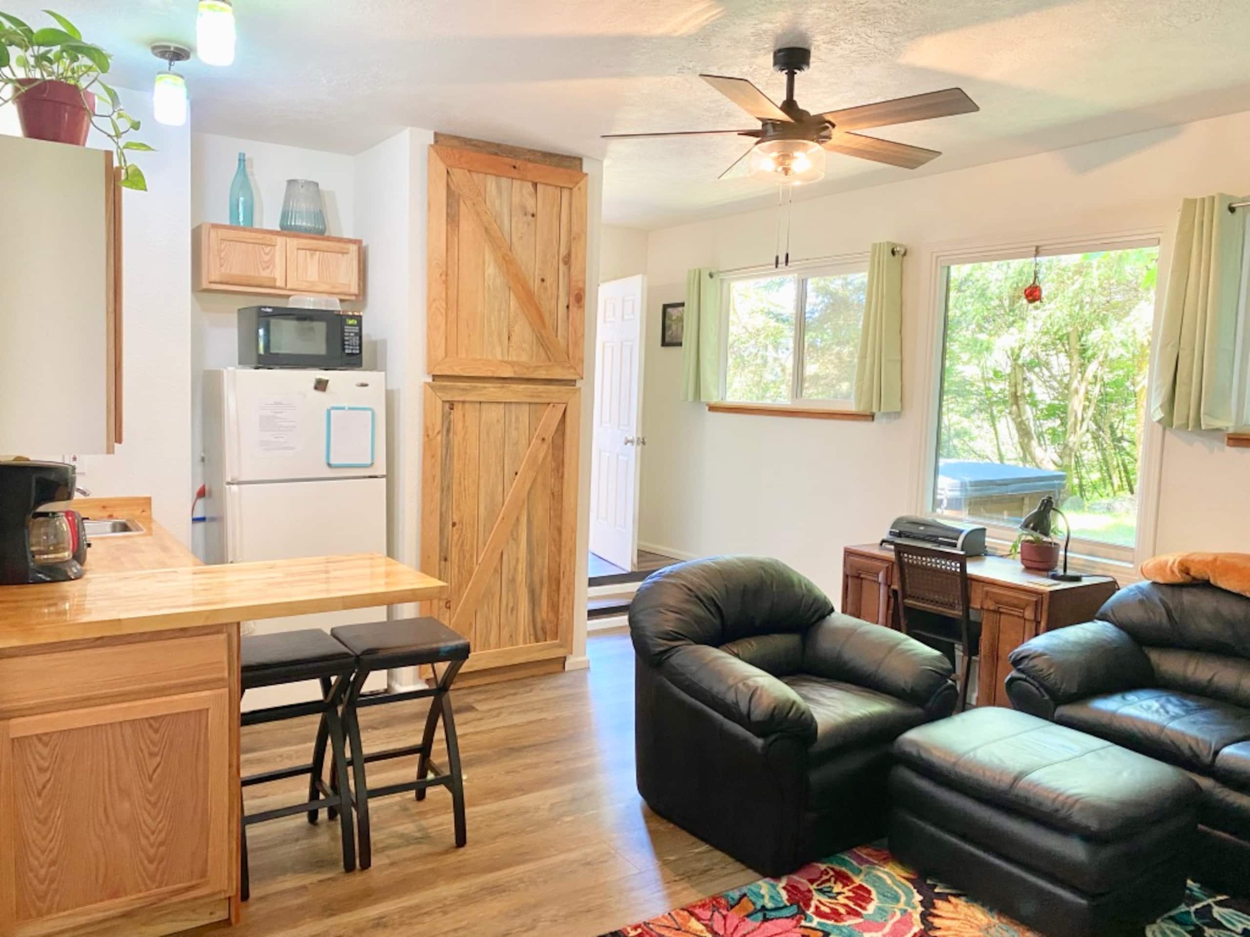 Hummingbird Vista-Scenic Views/Hot Tub/Newly Paved 11