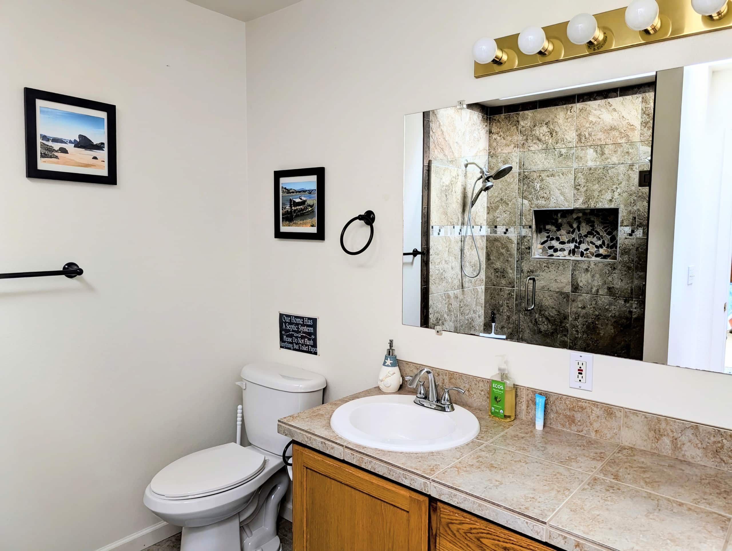 Hummingbird Vista-Scenic Views/Hot Tub/Newly Paved 30