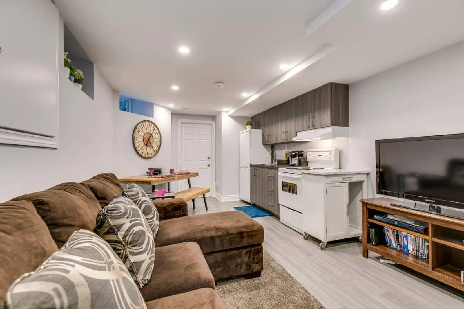 Stunning 1BR Suite - Near Downtown! 2