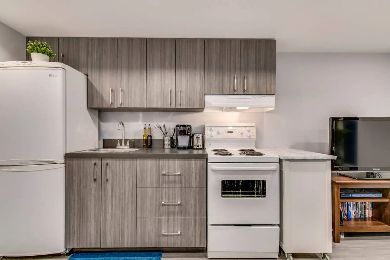 Stunning 1BR Suite - Near Downtown! 3