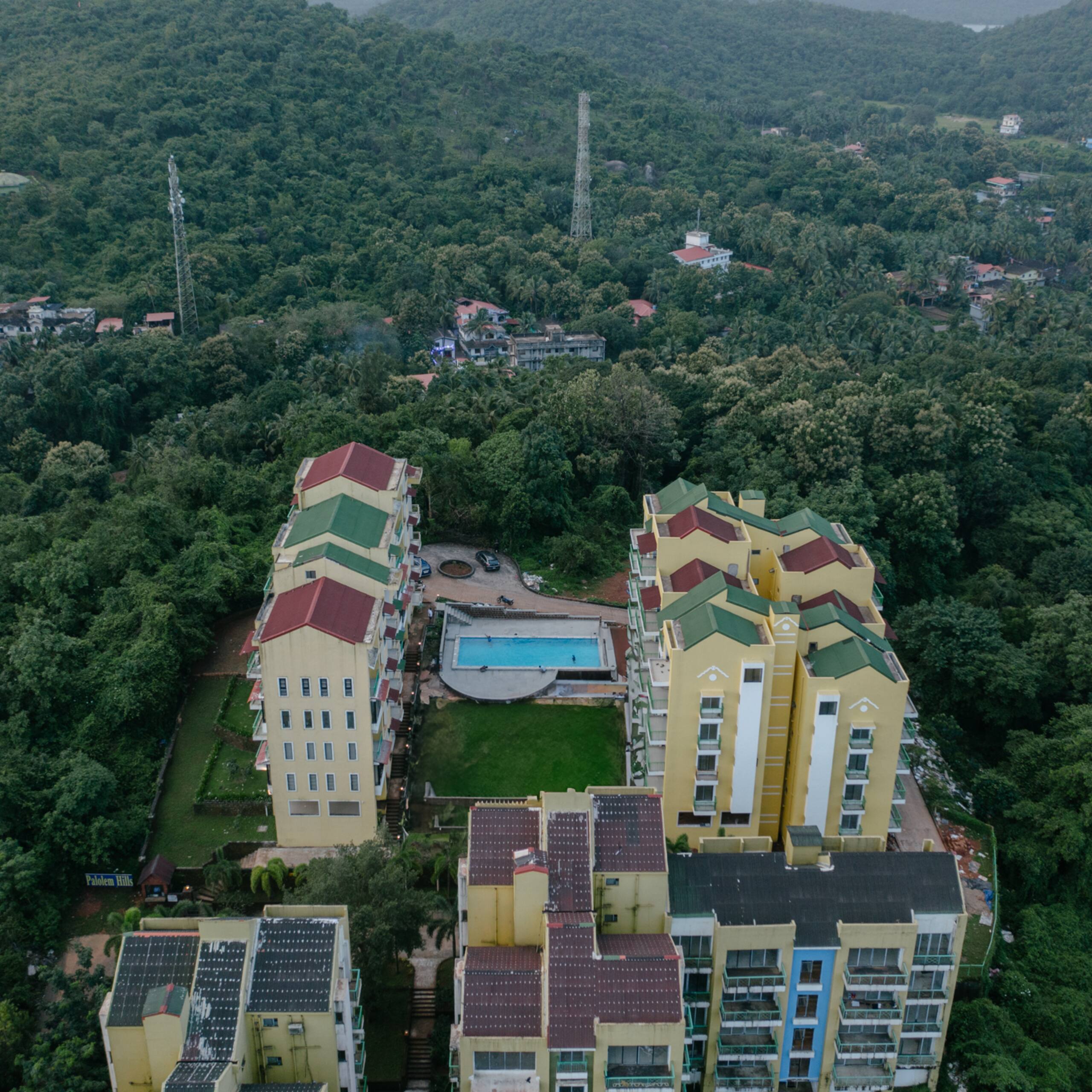 Leafy Escape | Bright 1BR | 5 mins to beach 23